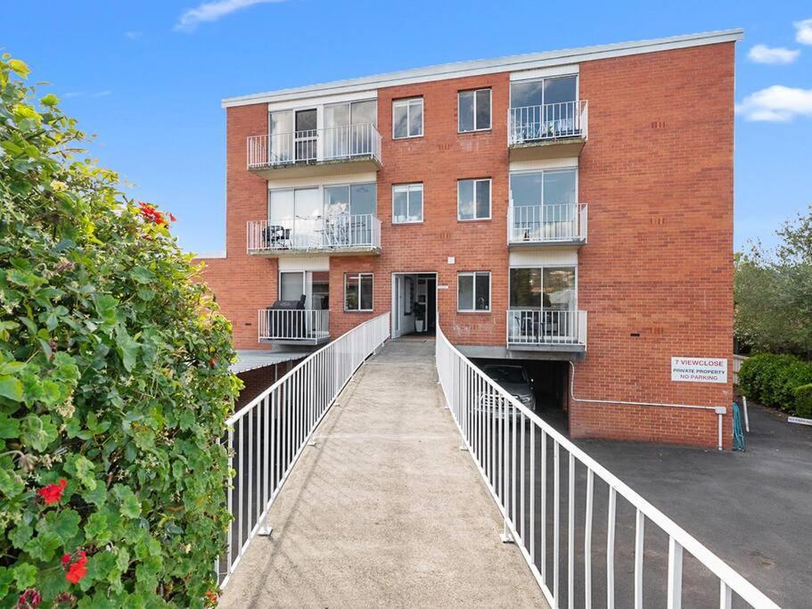 Sandy Bay apartment with Hobart river view, near UTAS - stroll to cafes and shops