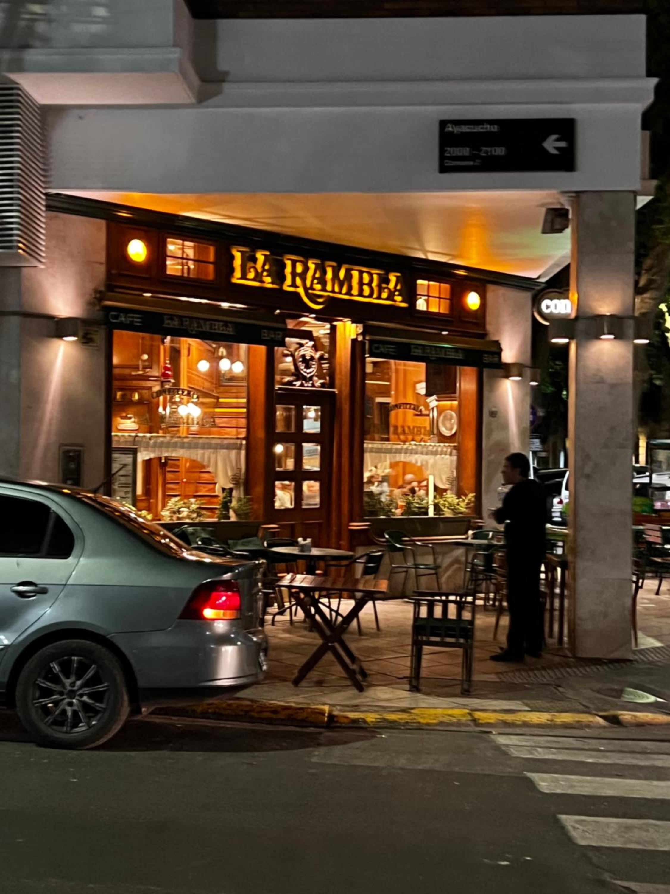 Petite Alvear