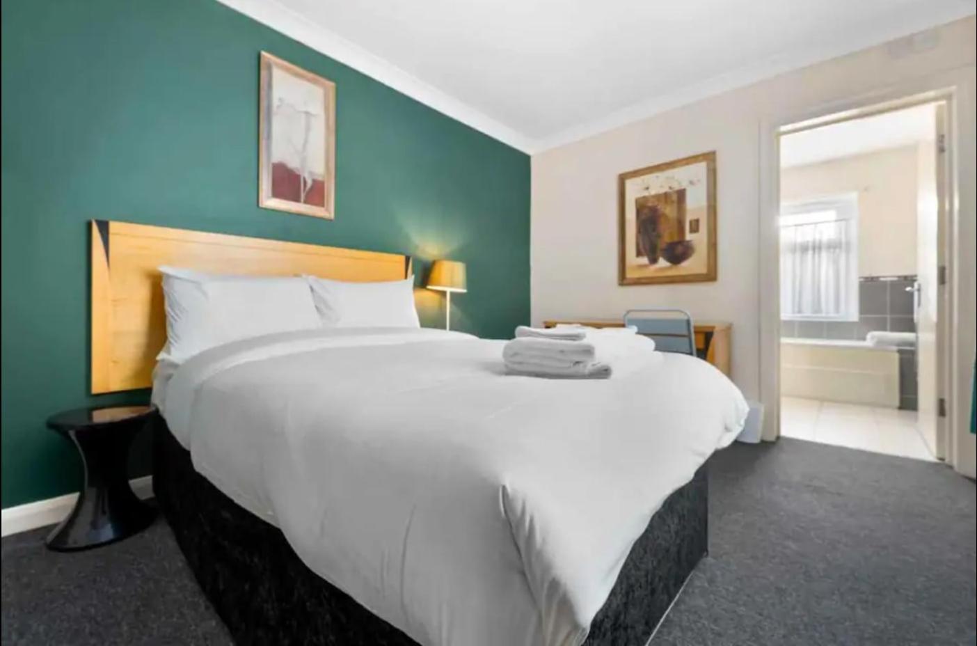 Ensuite Rooms For Two Near Cardiff Central Station view 2