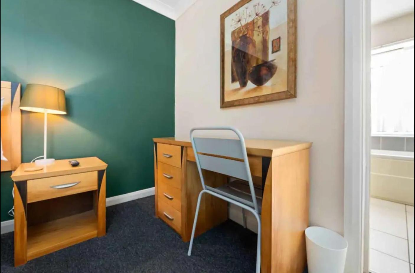 Ensuite Rooms For Two Near Cardiff Central Station view 3