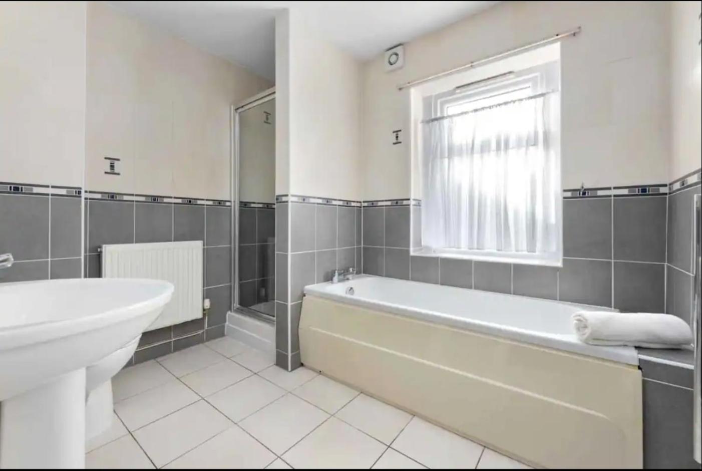 Ensuite Rooms For Two Near Cardiff Central Station view 5