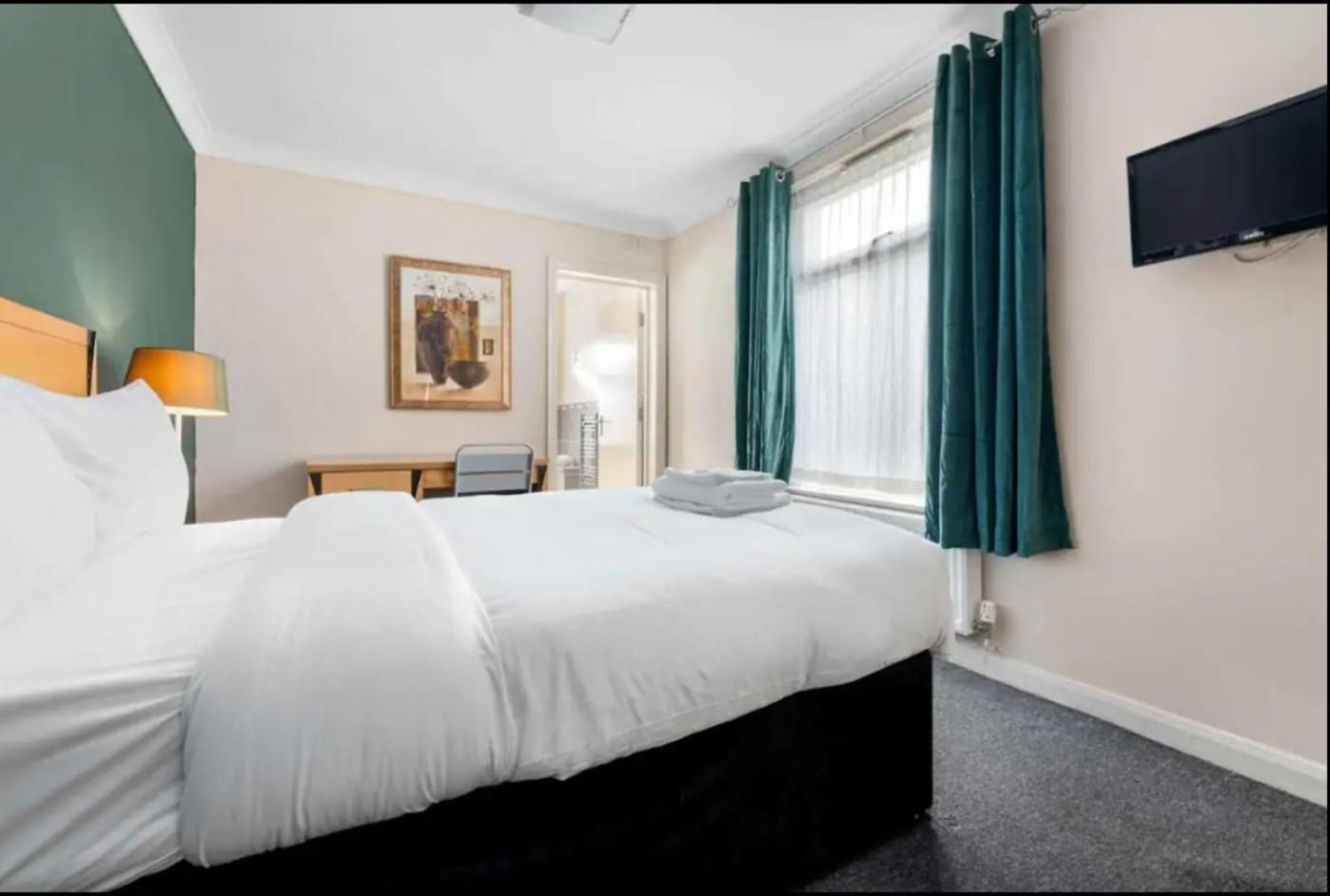 Ensuite Rooms For Two Near Cardiff Central Station view 4