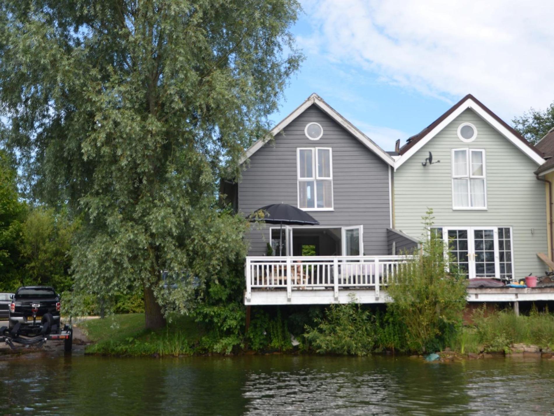 3 Bed in Cirencester oc-hic06 view 2