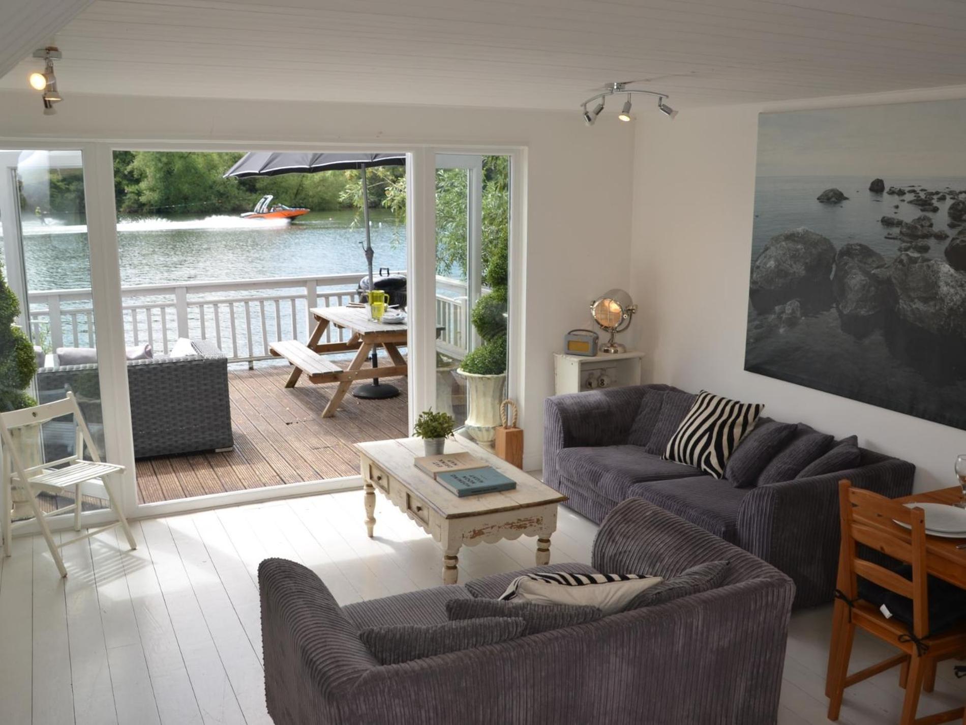 3 Bed in Cirencester oc-hic06 view 3