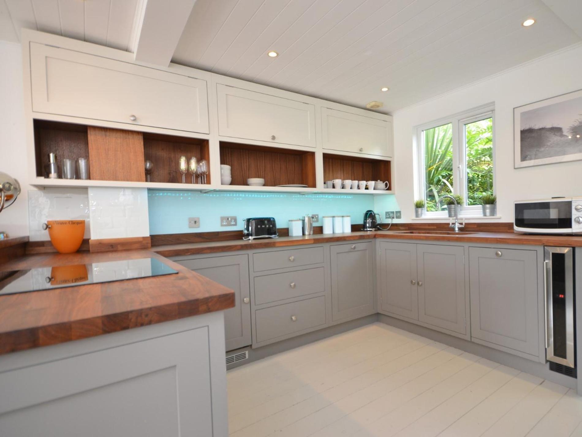 3 Bed in Cirencester oc-hic06 view 4