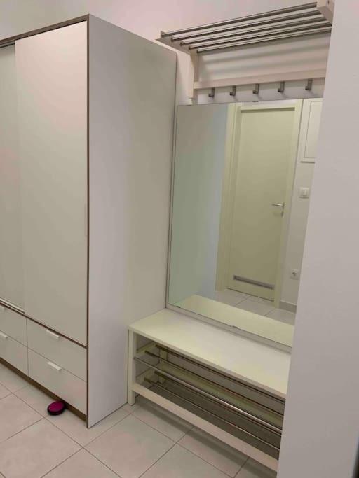 Close to center big terrace city tram garage parking place fast WIFI Super king size bed grocery 1min view 4