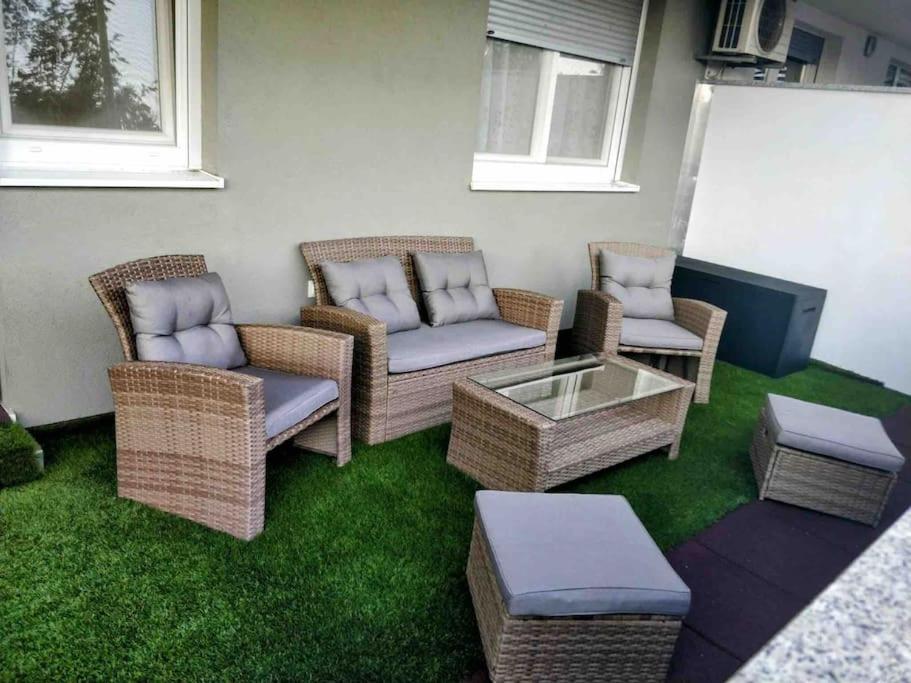 Close to center big terrace city tram garage parking place fast WIFI Super king size bed grocery 1min view 3