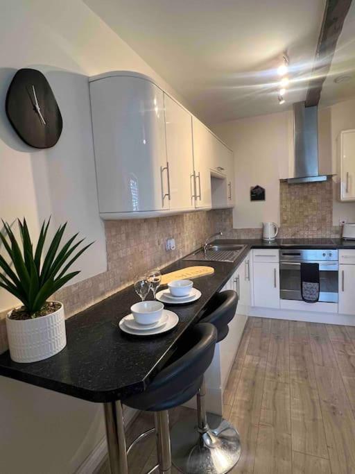 1 Bed Flat, Free Parking, 5 min walk to Airbus