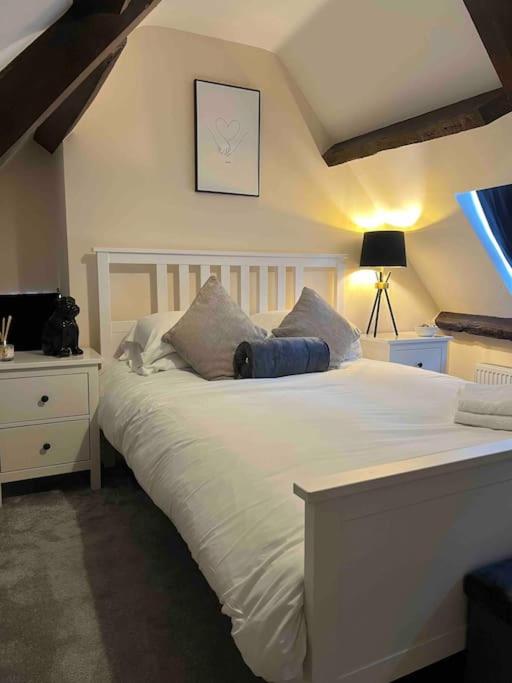 1 Bed Flat, Free Parking, 5 min walk to Airbus