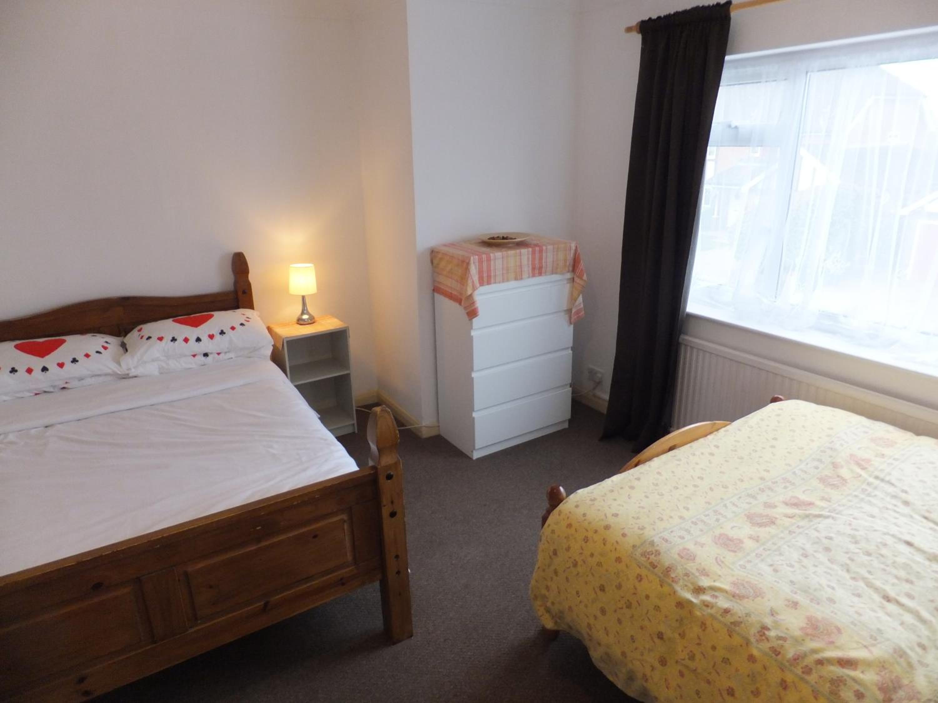 Many Worlds Meet - EuroStar, Wimbledon 30 mins, Central London, Gatwick 15 mins - Spacious, Sleeps up to 16 plus Cot - Free WiFi, Parking - Next to Lloyd P view 2