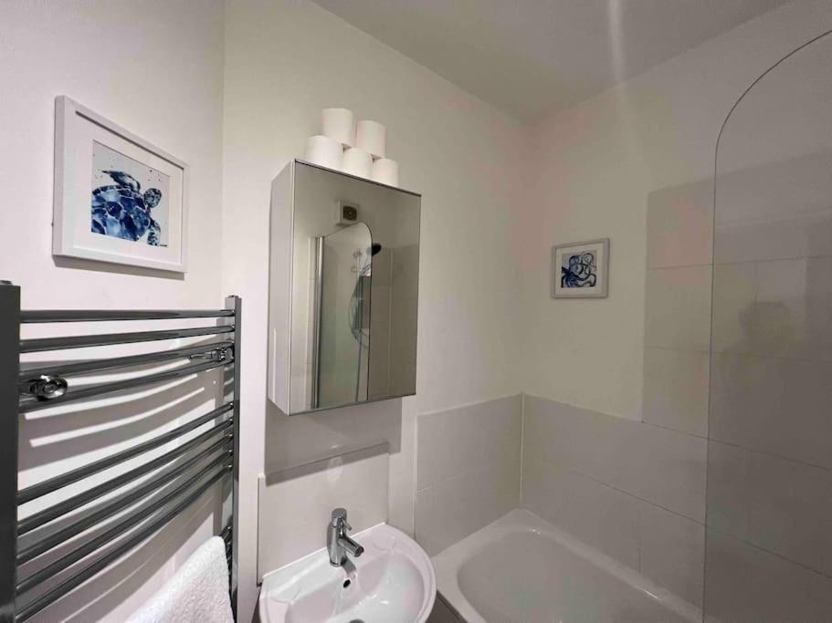 1 Bed Flat, Free Parking, 5 min walk to Airbus
