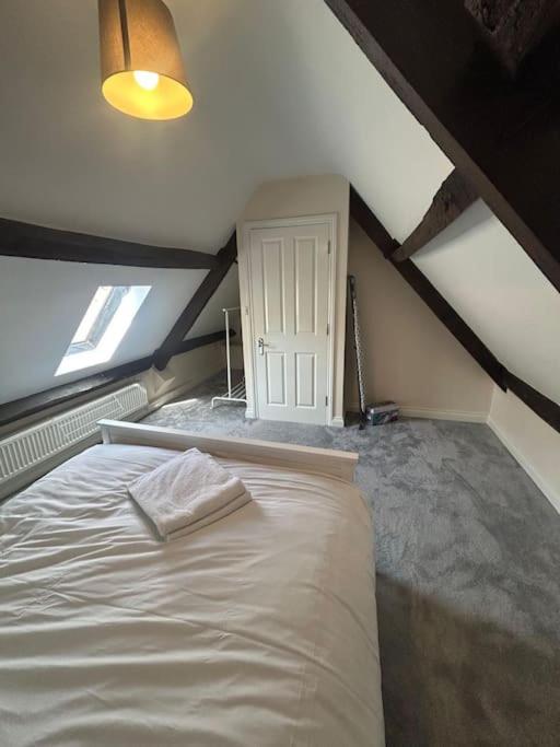 1 Bed Flat, Free Parking, 5 min walk to Airbus