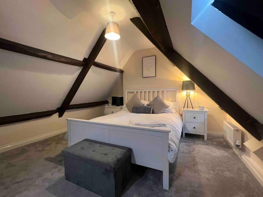 1 Bed Flat, Free Parking, 5 min walk to Airbus