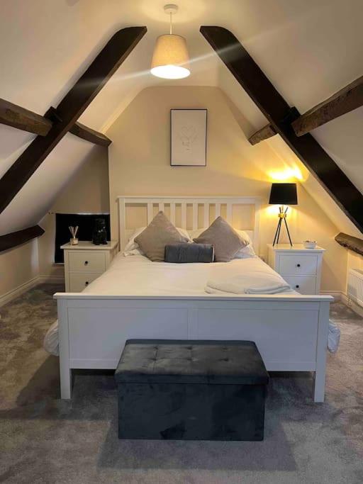1 Bed Flat, Free Parking, 5 min walk to Airbus
