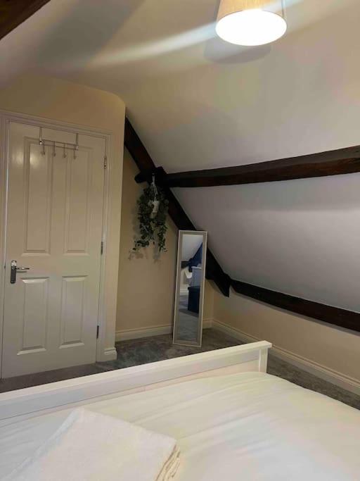 1 Bed Flat, Free Parking, 5 min walk to Airbus