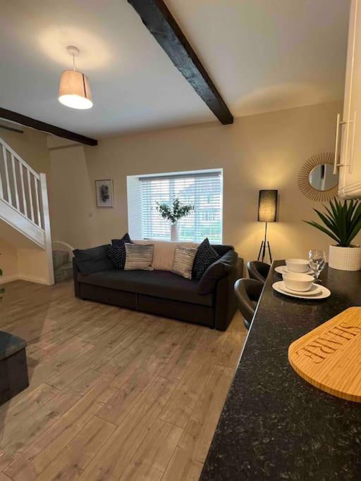 1 Bed Flat, Free Parking, 5 min walk to Airbus