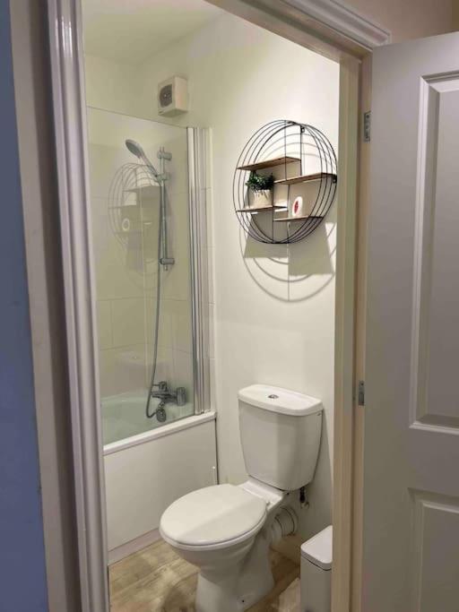 1 Bed Flat, Free Parking, 5 min walk to Airbus