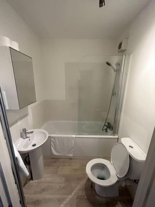 1 Bed Flat, Free Parking, 5 min walk to Airbus