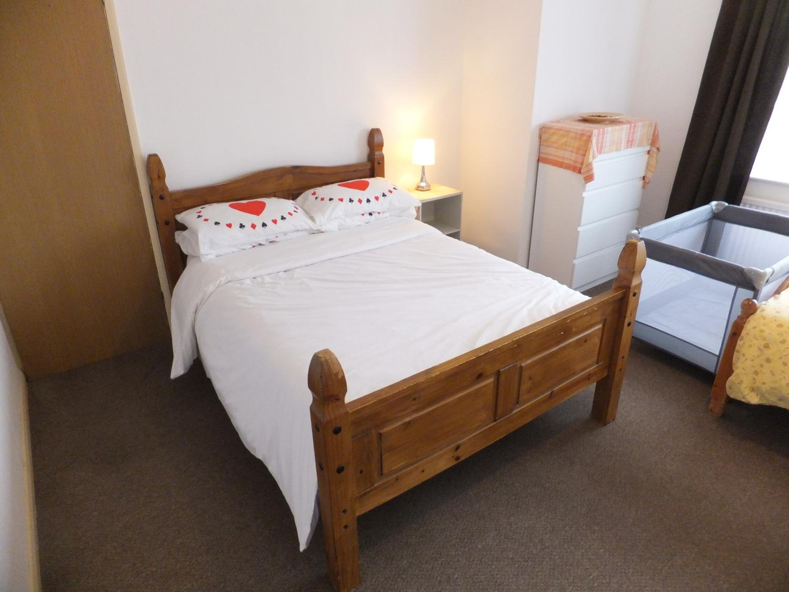 Many Worlds Meet - EuroStar, Wimbledon 30 mins, Central London, Gatwick 15 mins - Spacious, Sleeps up to 16 plus Cot - Free WiFi, Parking - Next to Lloyd P view 4