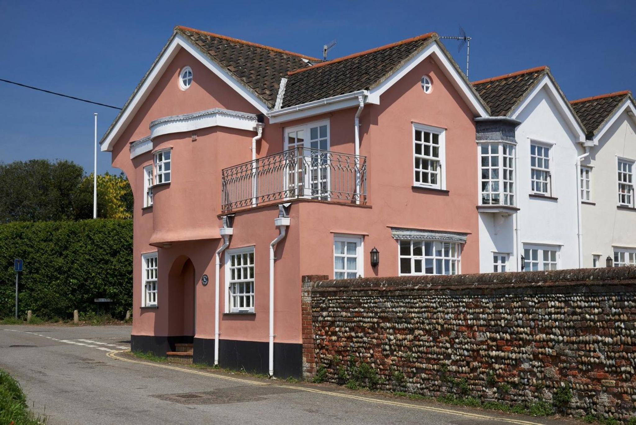 Corner Cottage - The Pink House view 4