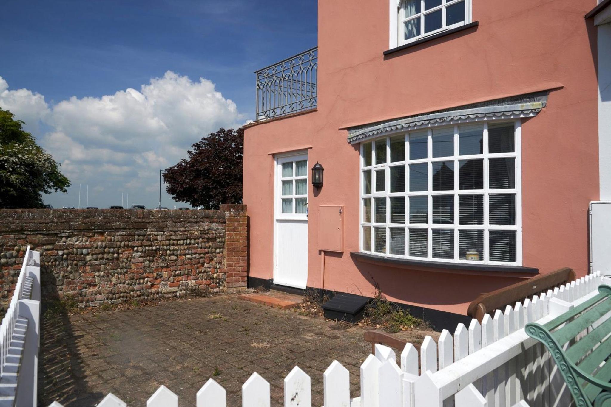Corner Cottage - The Pink House view 5