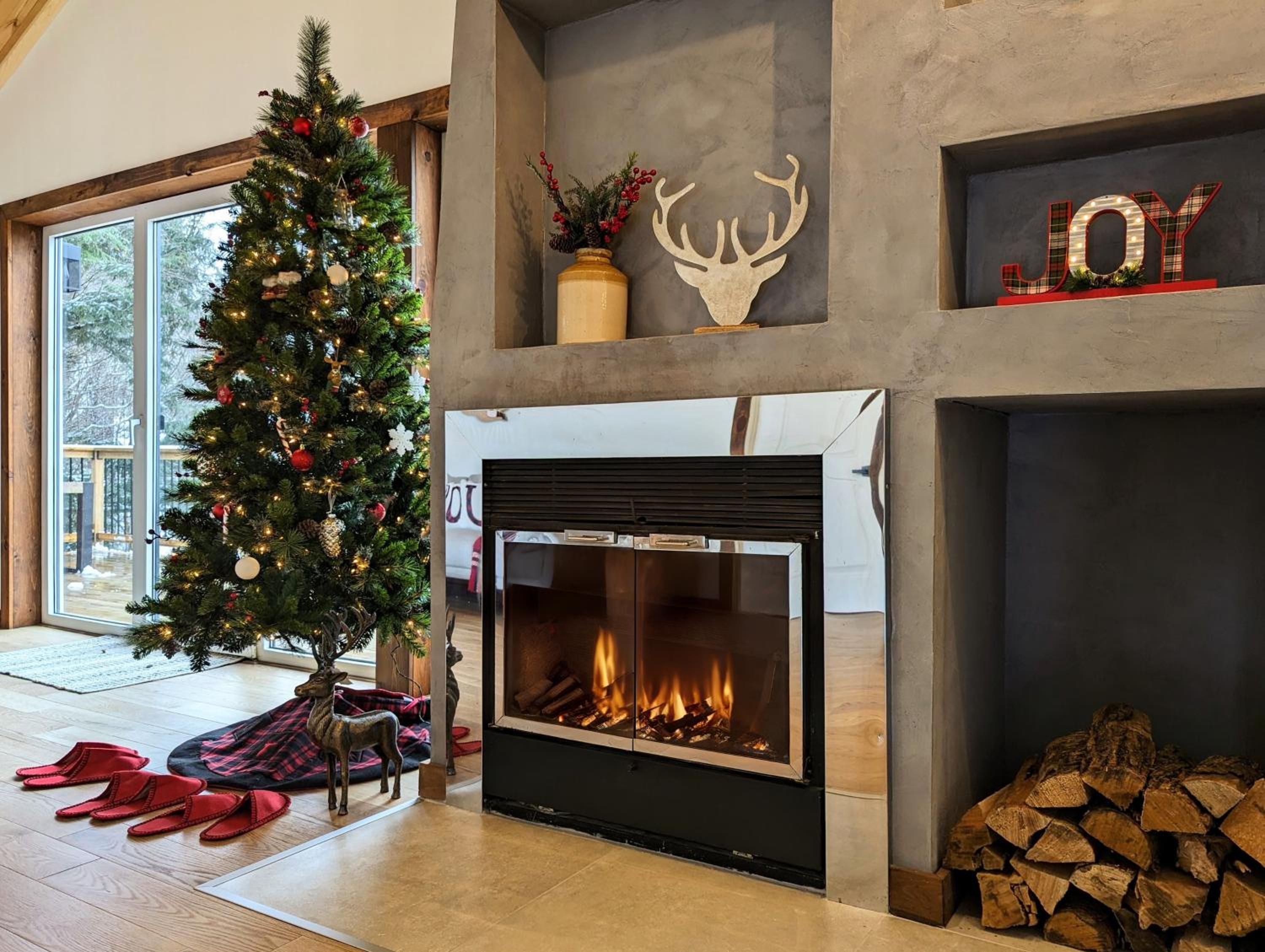Ski in Tremblant & Mont Blanc - Views, Spa and Pool table
