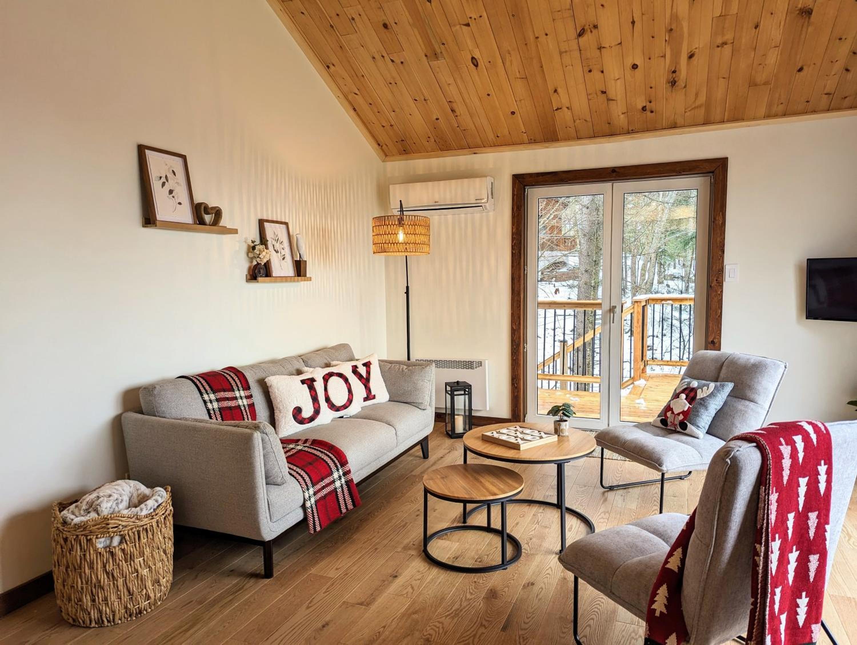 Ski in Tremblant & Mont Blanc - Views, Spa and Pool table