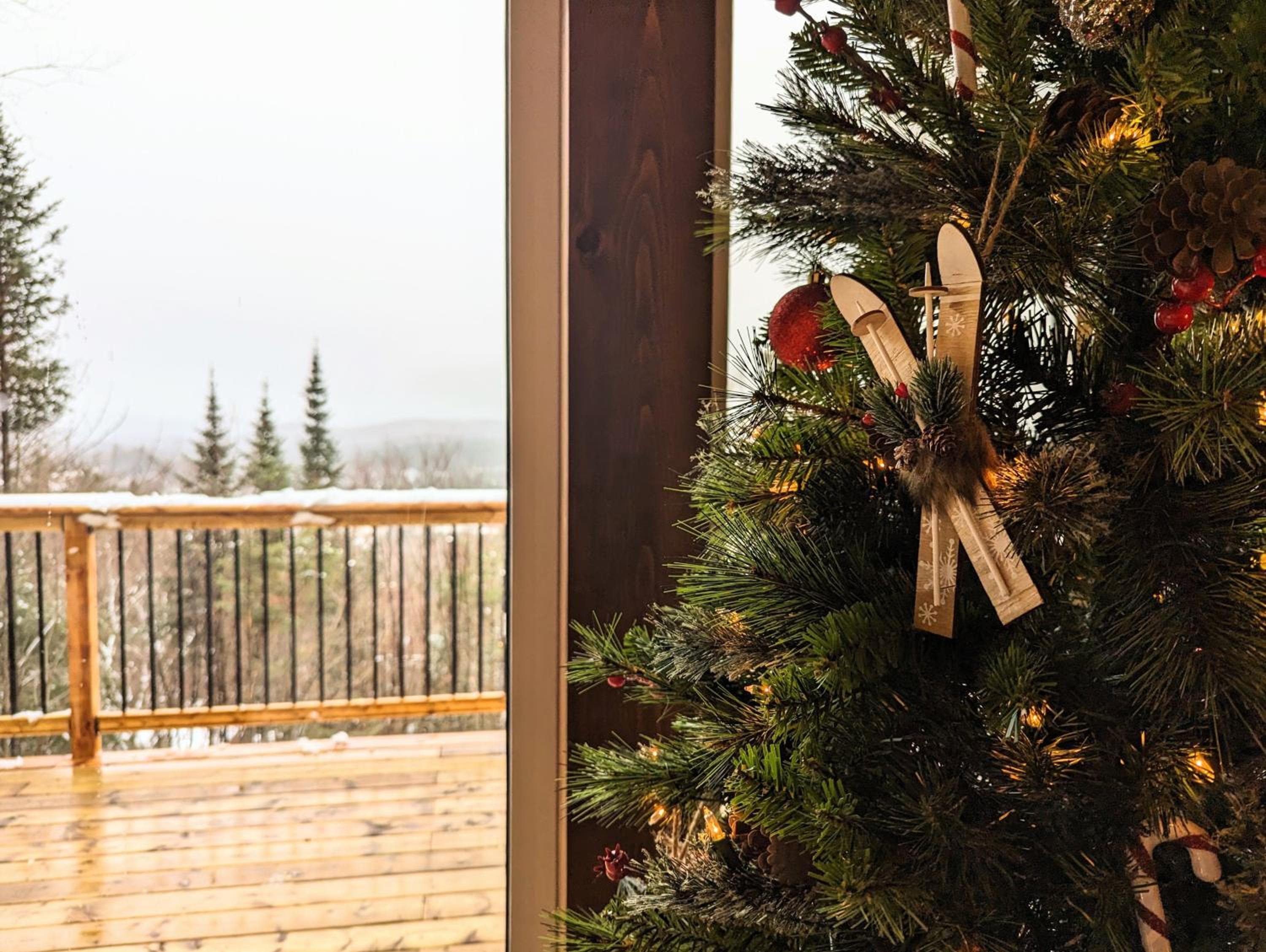 Ski in Tremblant & Mont Blanc - Views, Spa and Pool table