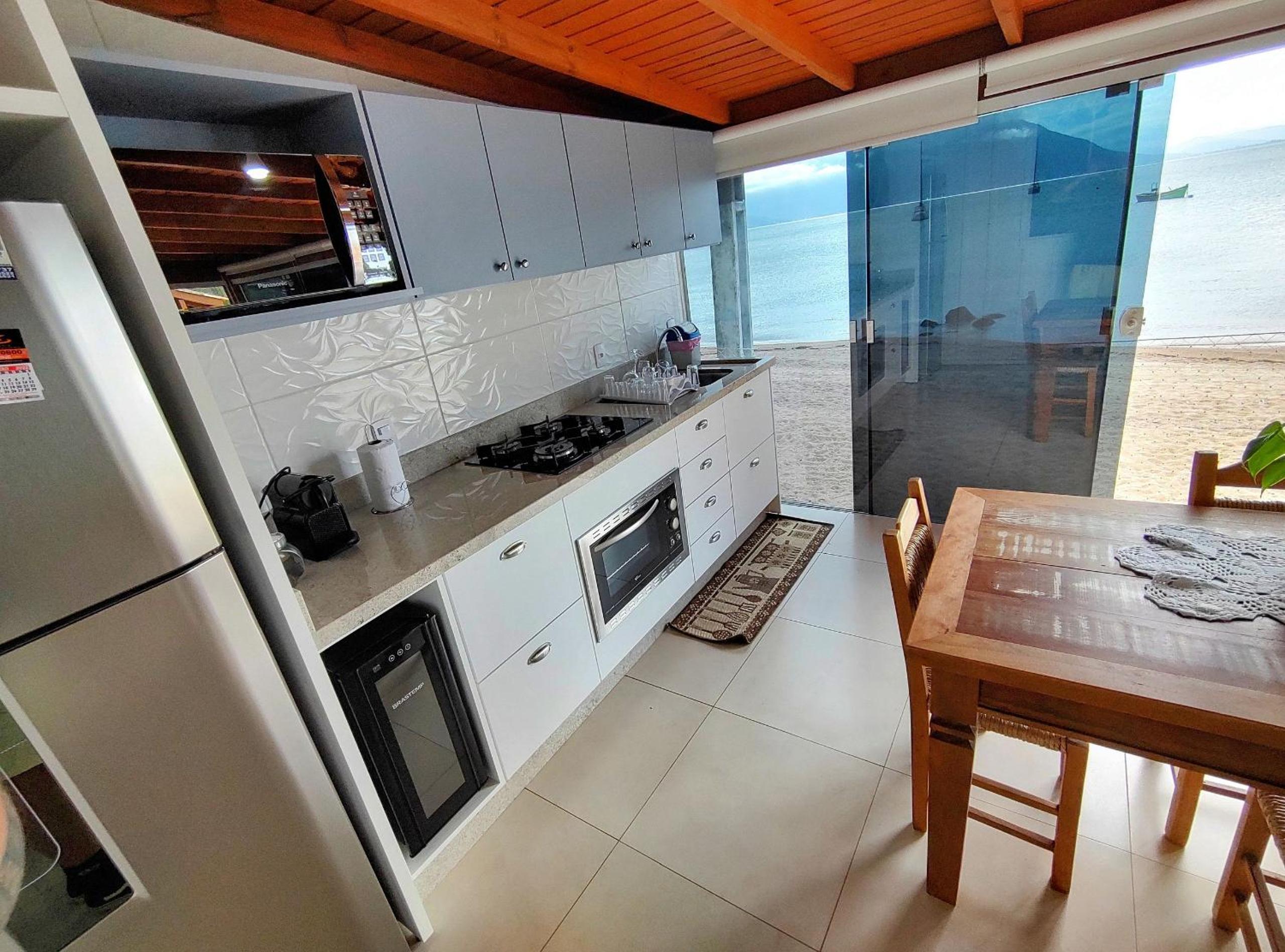 Casa charmosa pé na areia por do sol
