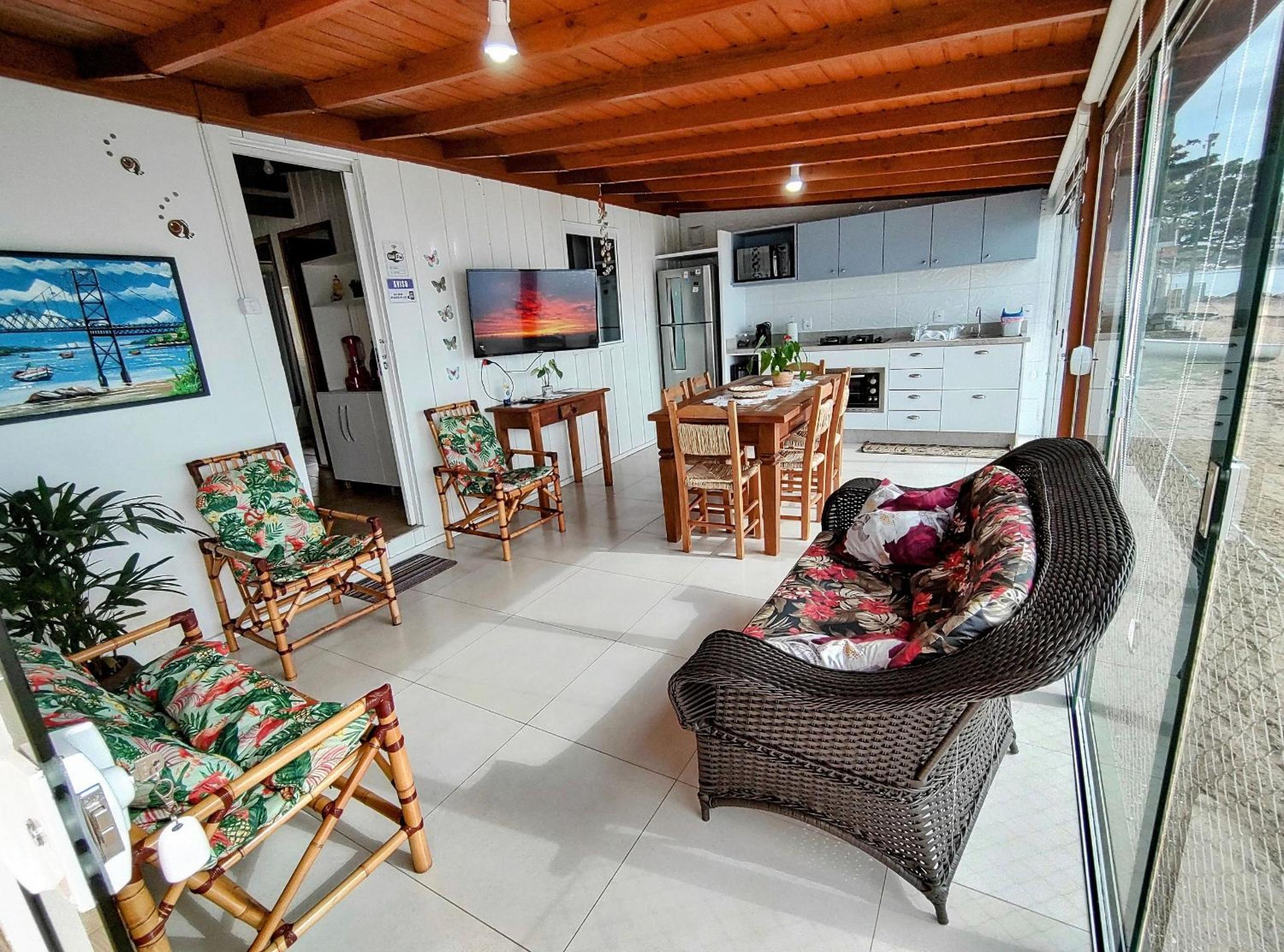 Casa charmosa pé na areia por do sol