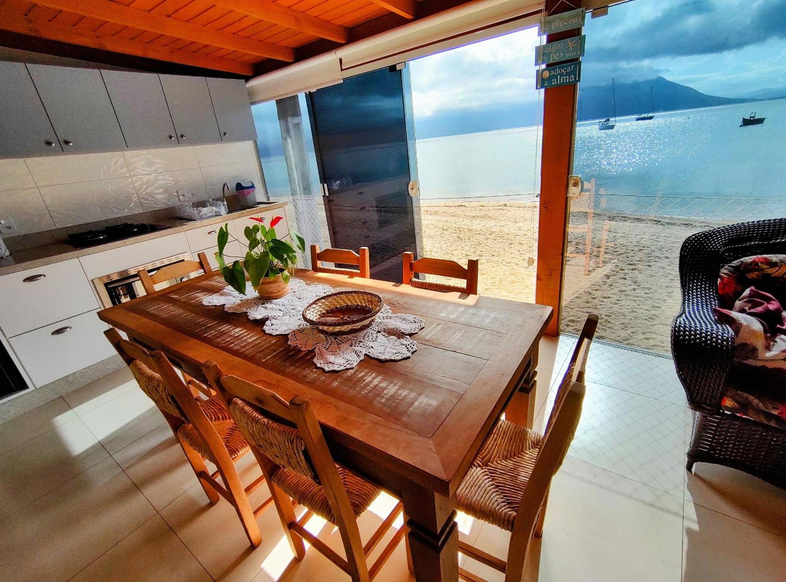 Casa charmosa pé na areia por do sol