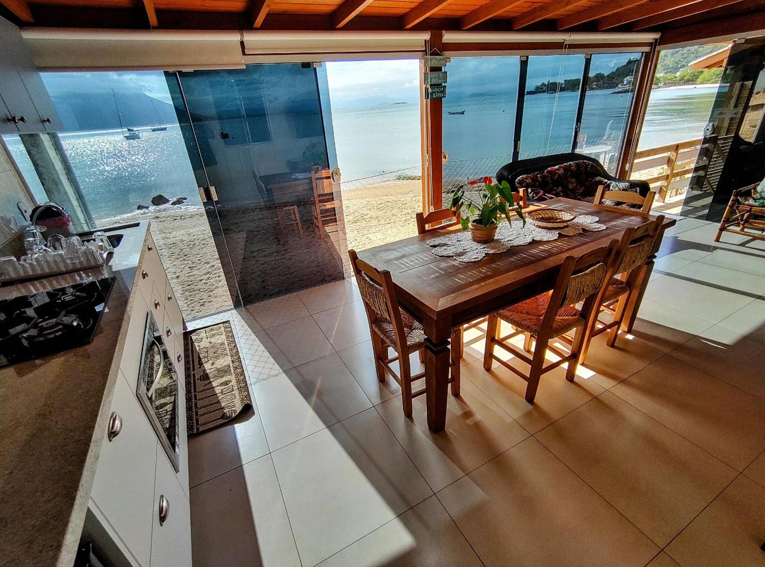 Casa charmosa pé na areia por do sol