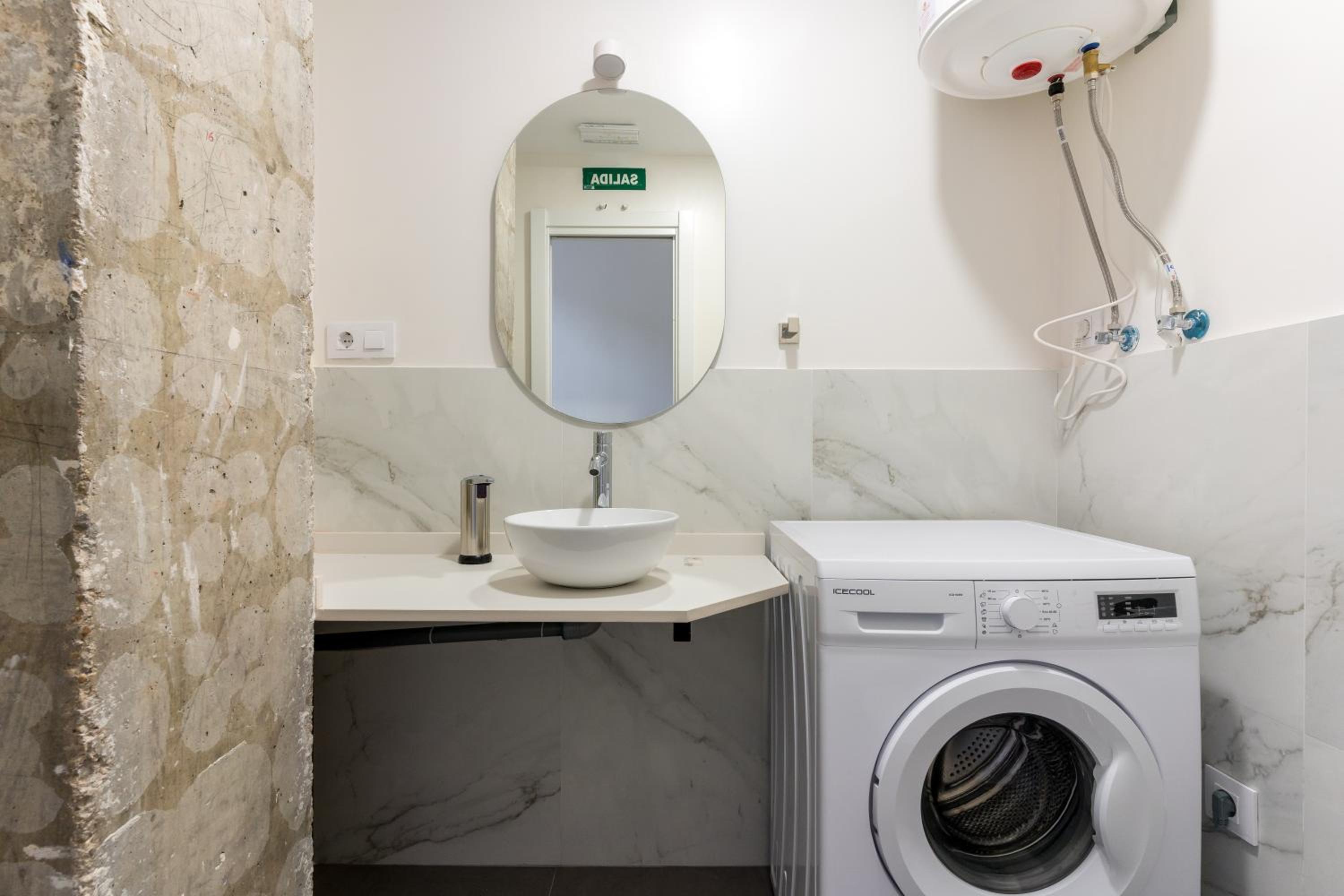 Modern and wide- 3Bd 25 Bth- Plaza Castilla photo 3