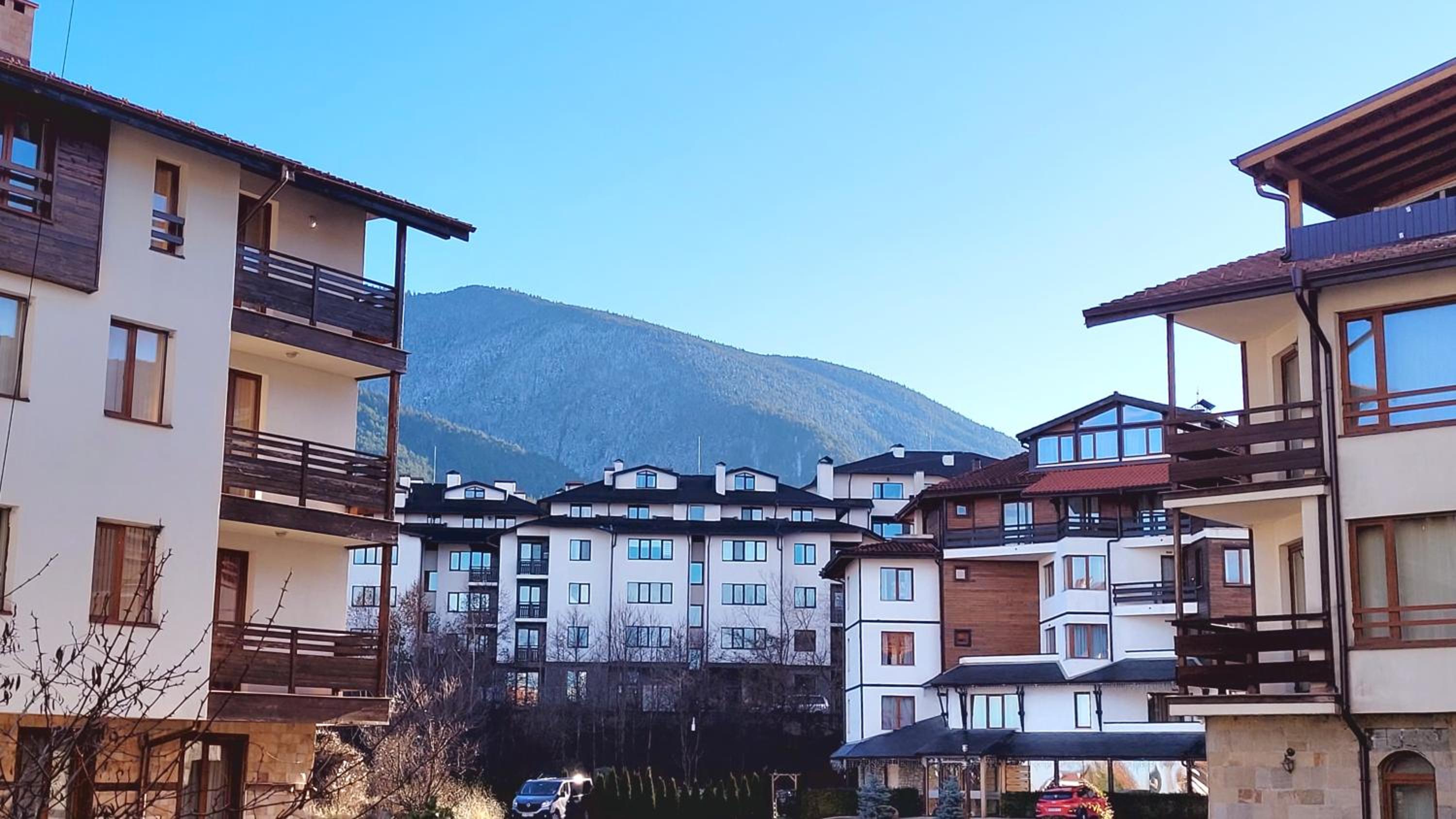 Large Stylish 2-bedroom apt near ski road, 5 min to Gondola & Bar Street