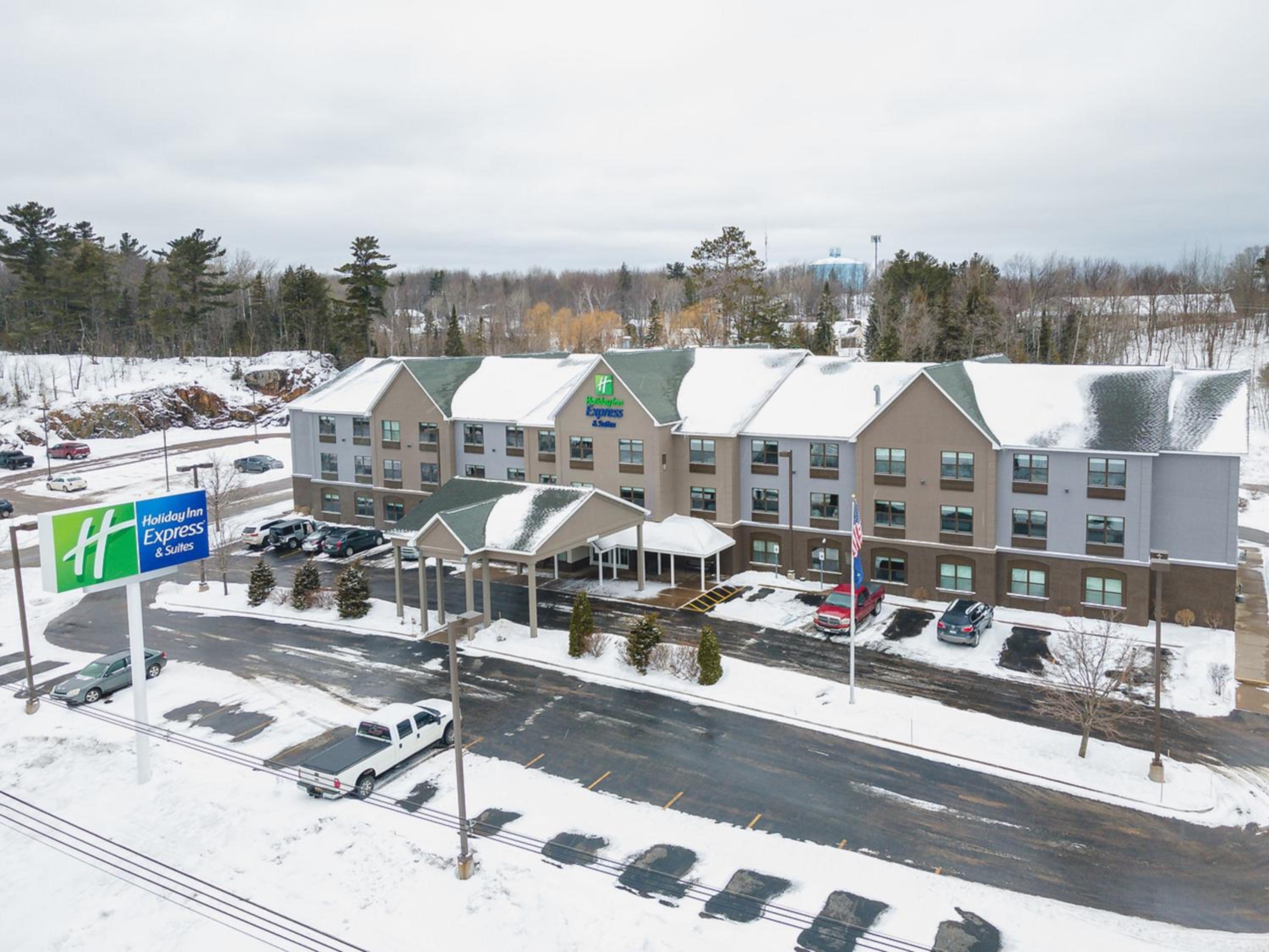 Marquette Vacations - Holiday Inn Express  Suites Marquette, an IHG Hotel - Property Image 1