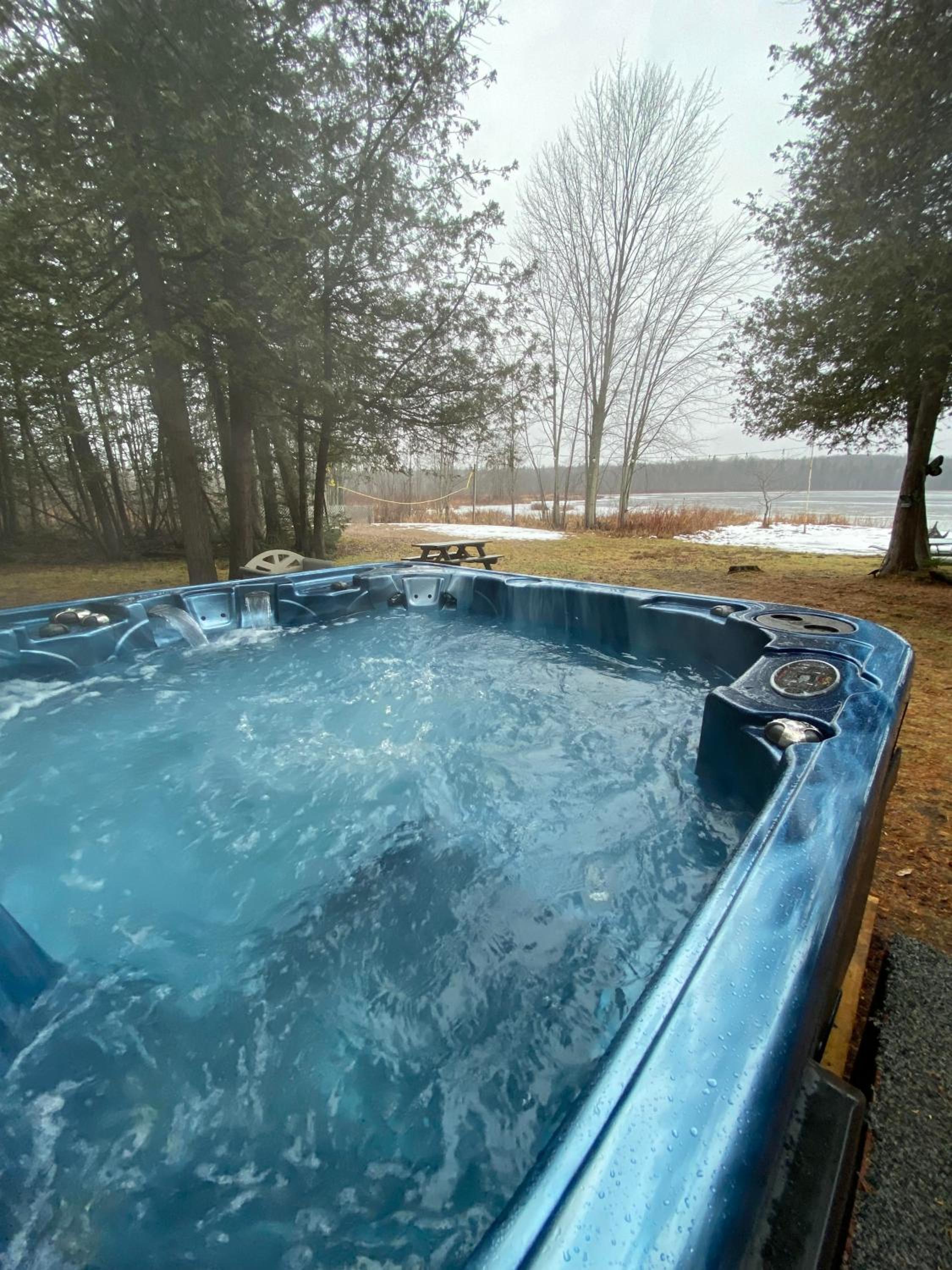 Lovely waterfront private cottage with hot tub in Kawartha Lakes