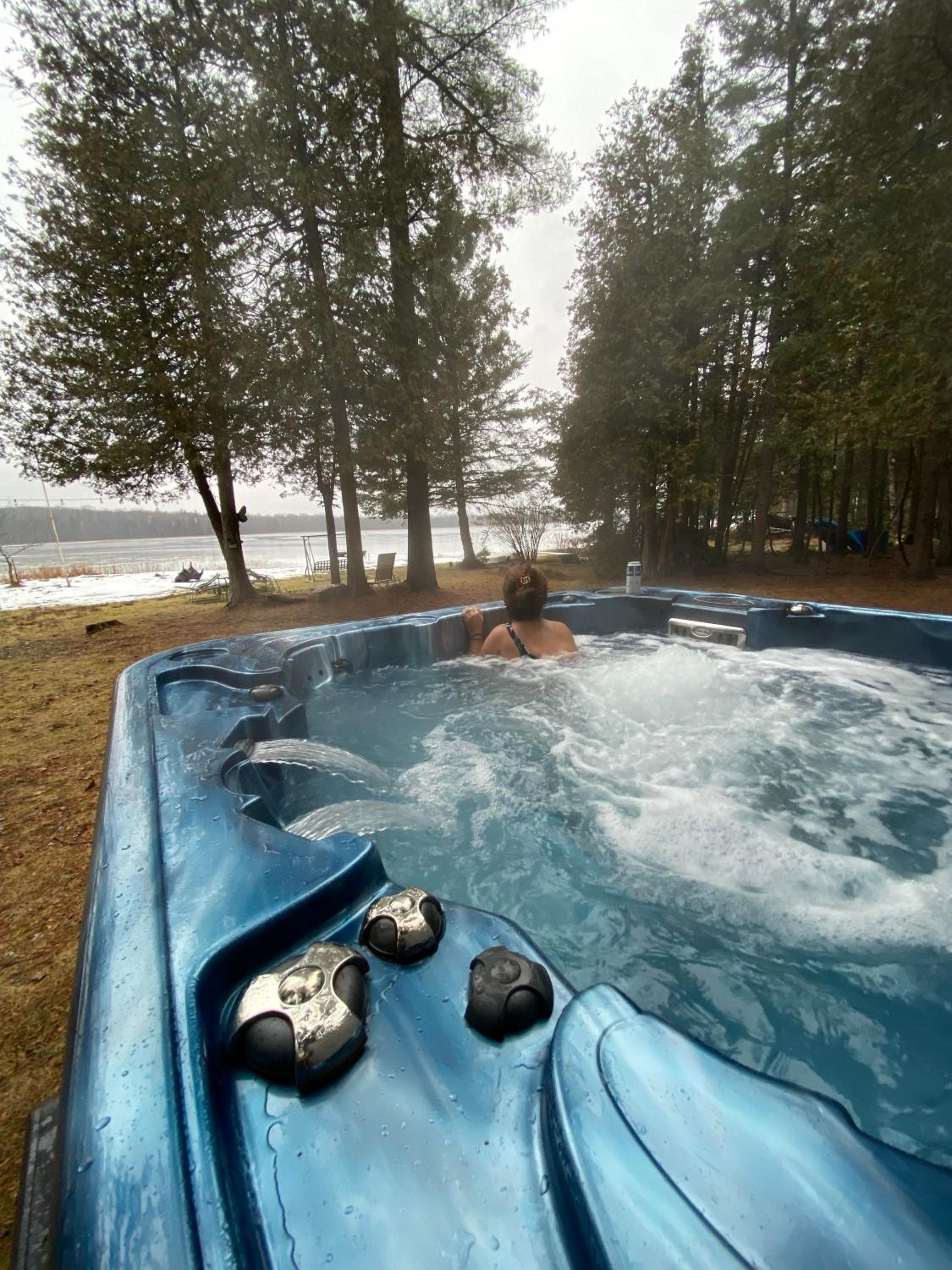 Lovely waterfront private cottage with hot tub in Kawartha Lakes