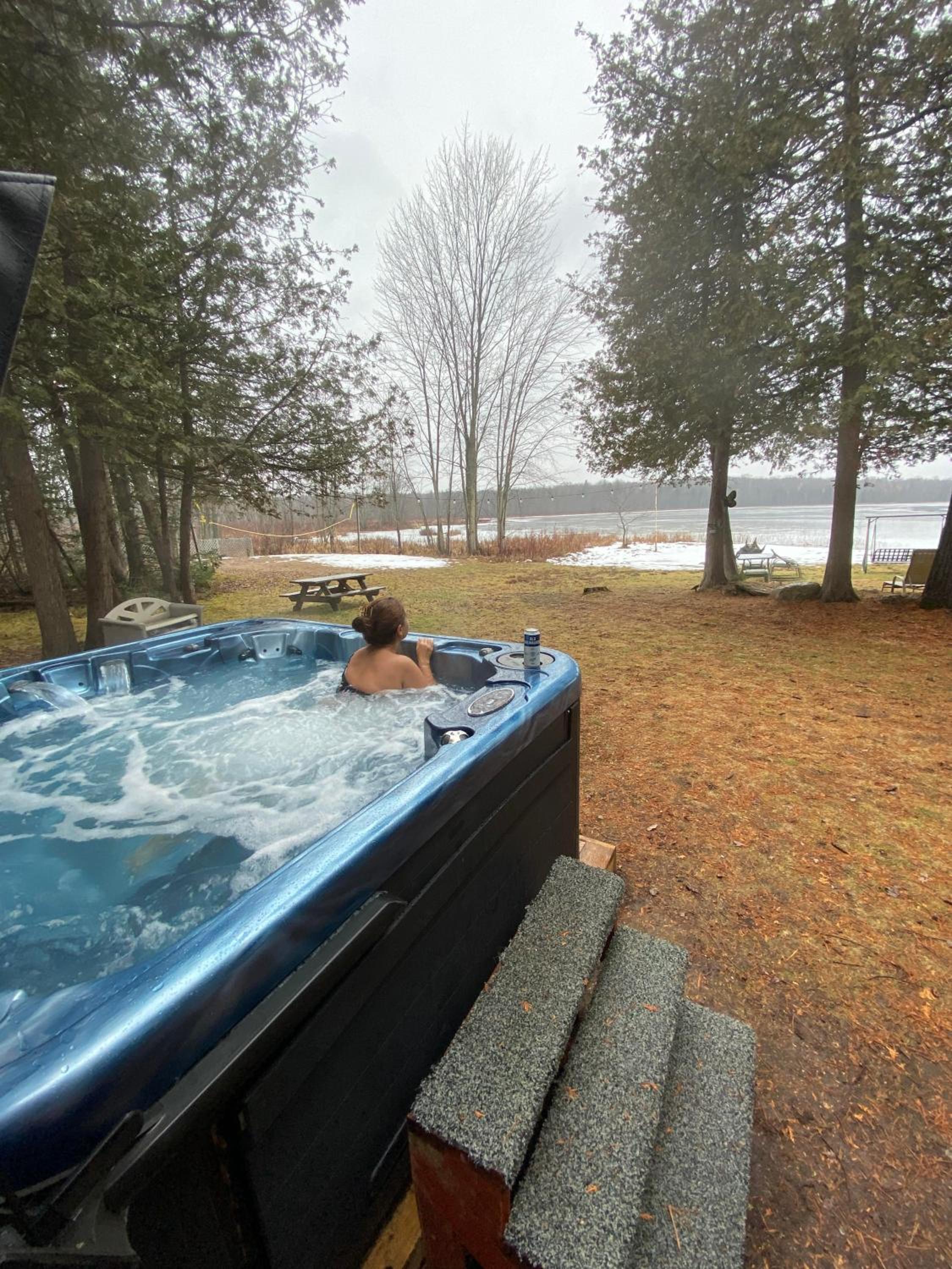 Lovely waterfront private cottage with hot tub in Kawartha Lakes
