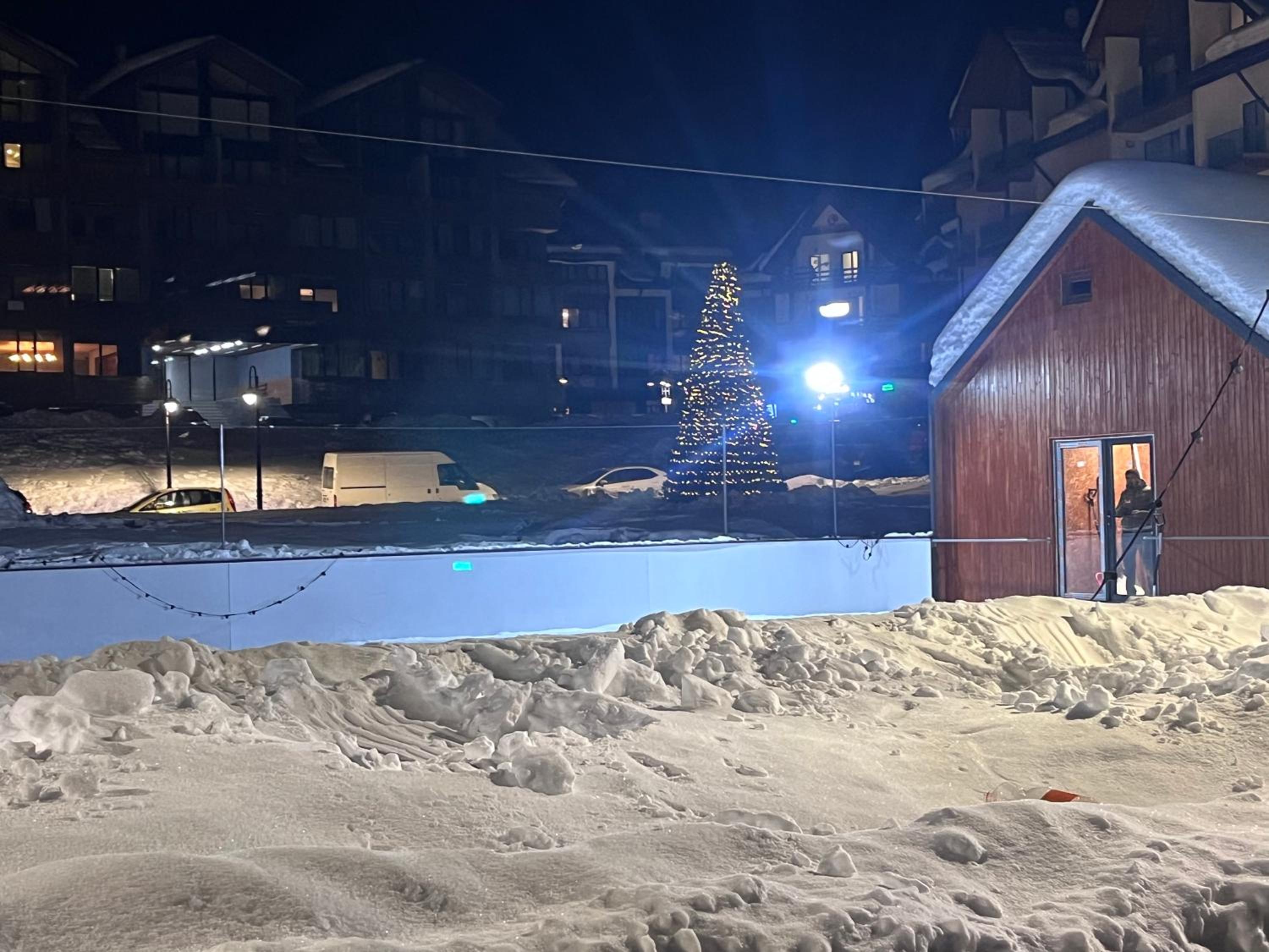 Cozy apartment next to ice rink view 5