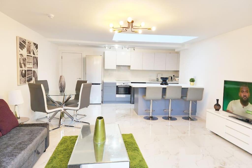 Paradigm House, Stunning 2-Bedroom Apartment 1, free Parking, Oxford view 3