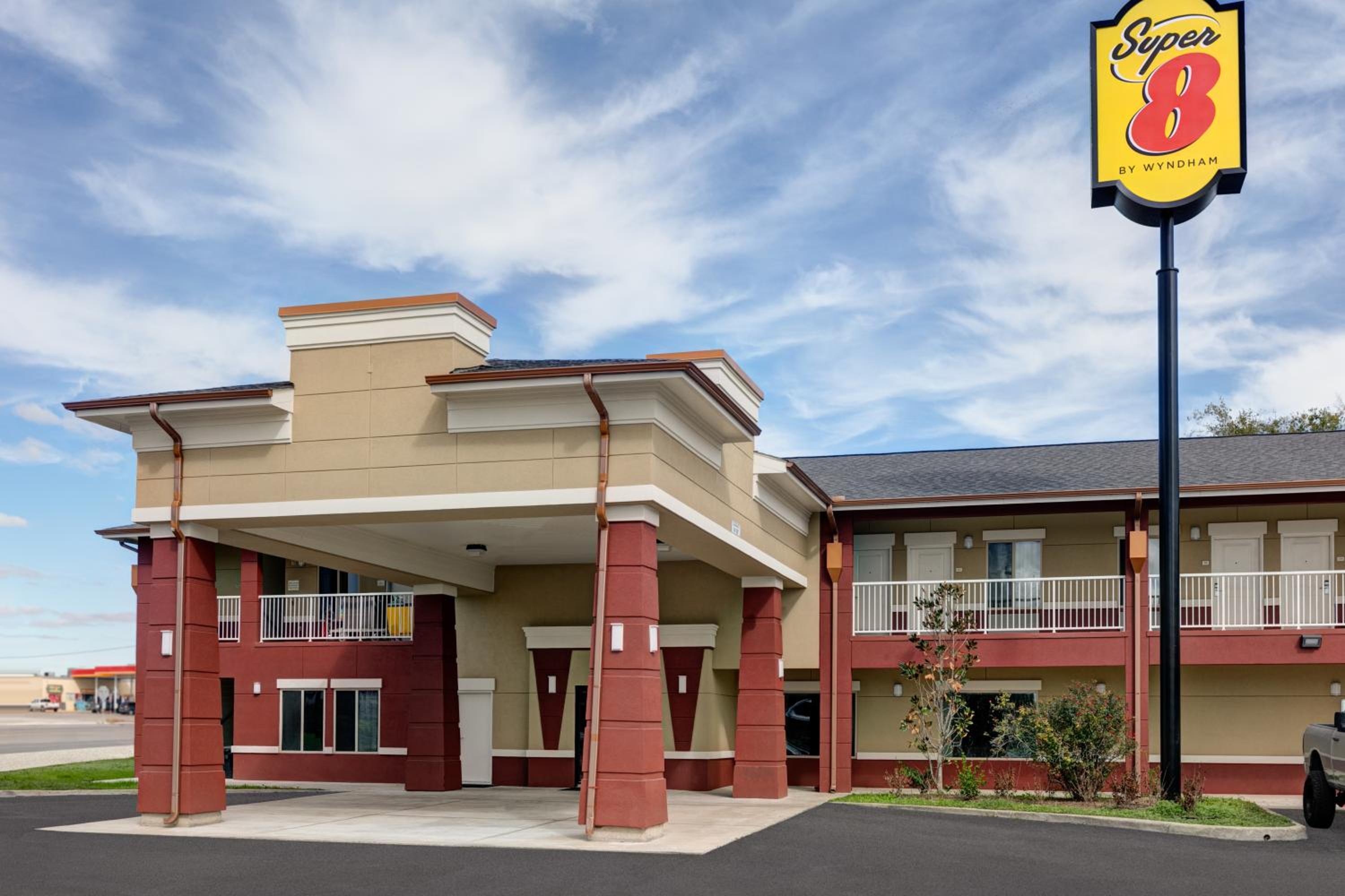 Super 8 by Wyndham Karnes City