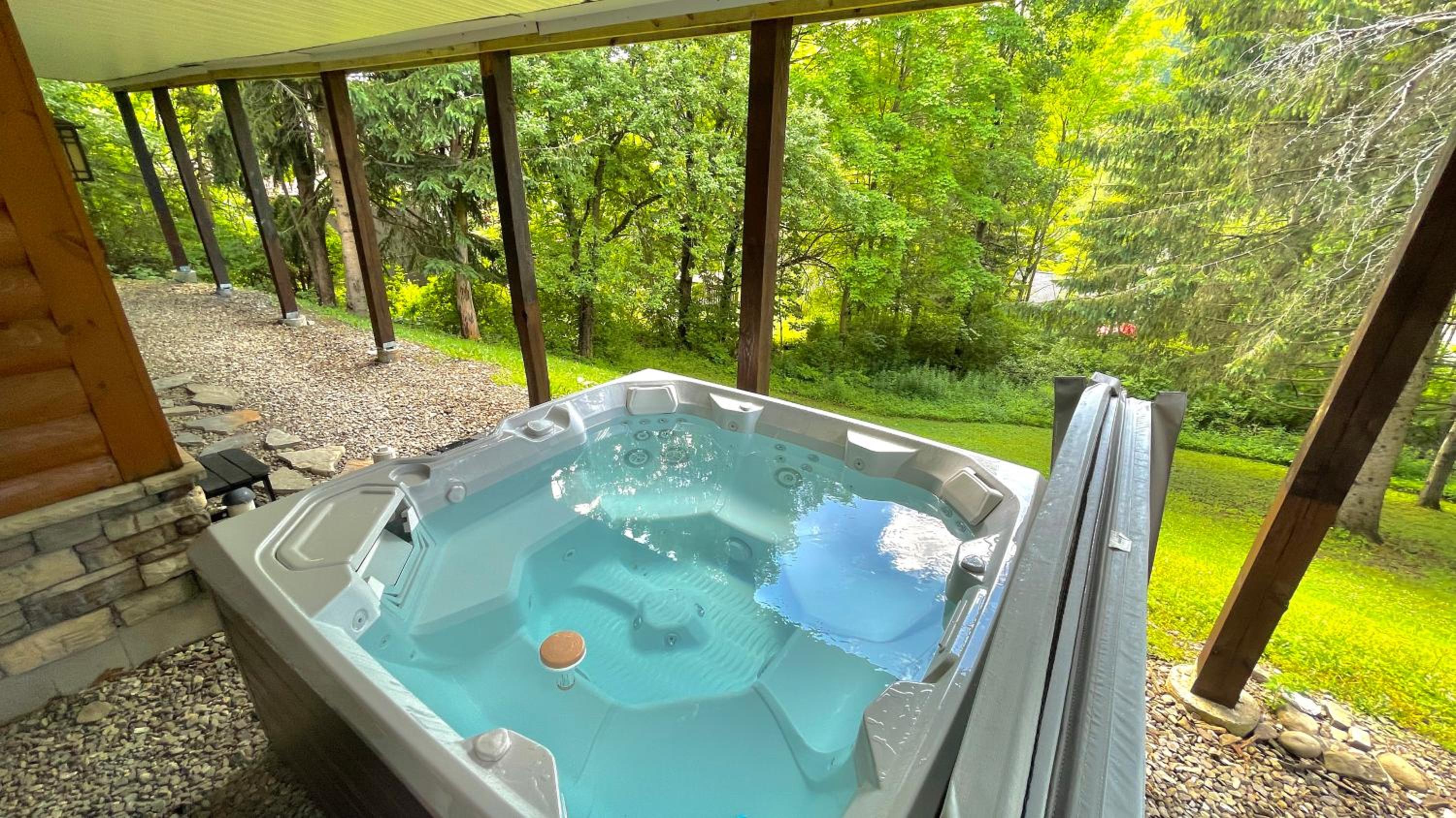 Gorgeous 5 Bdr with Hot Tub - Walk to Holi-Mont!
