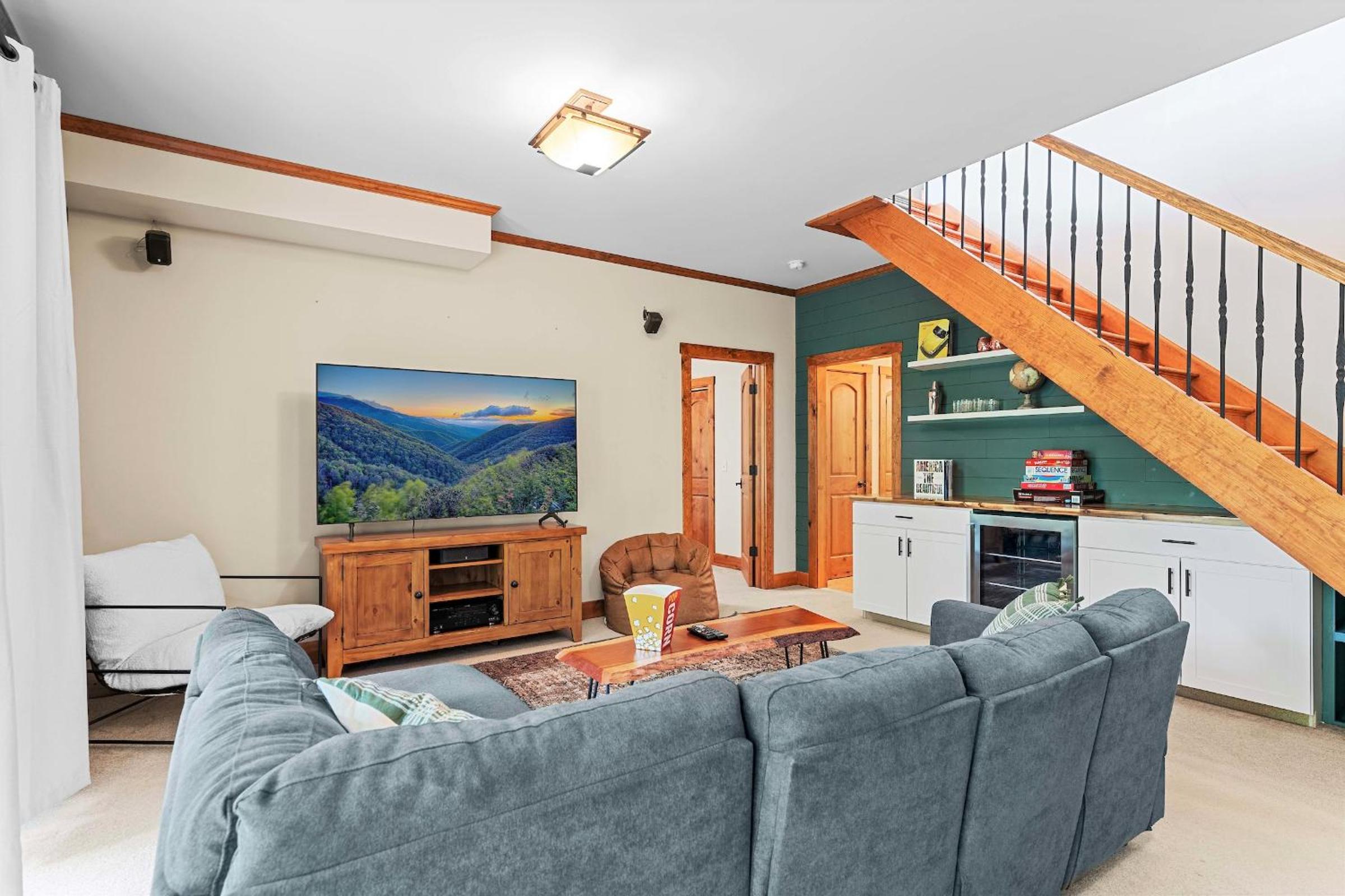 Gorgeous 5 Bdr with Hot Tub - Walk to Holi-Mont!