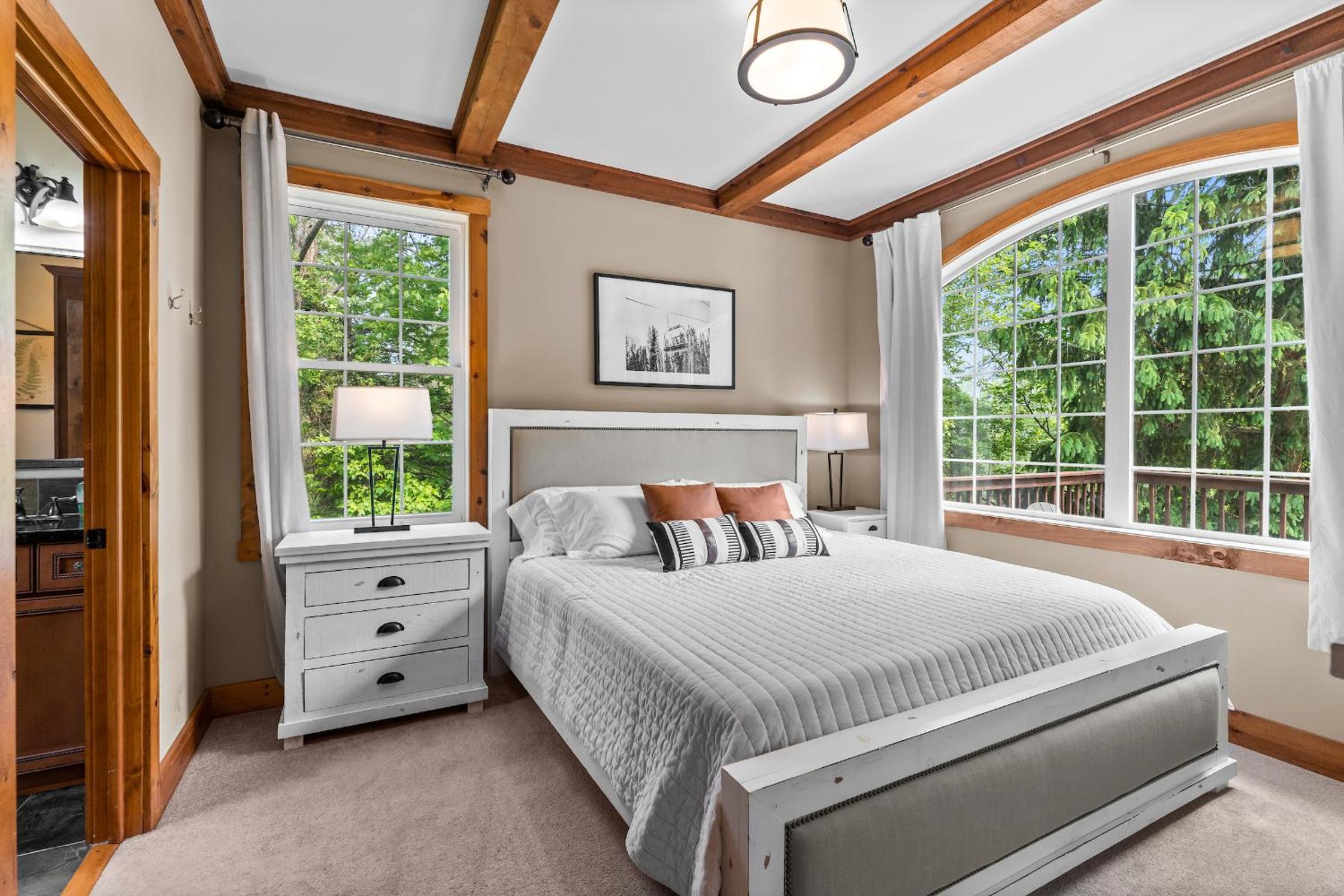 Gorgeous 5 Bdr with Hot Tub - Walk to Holi-Mont!
