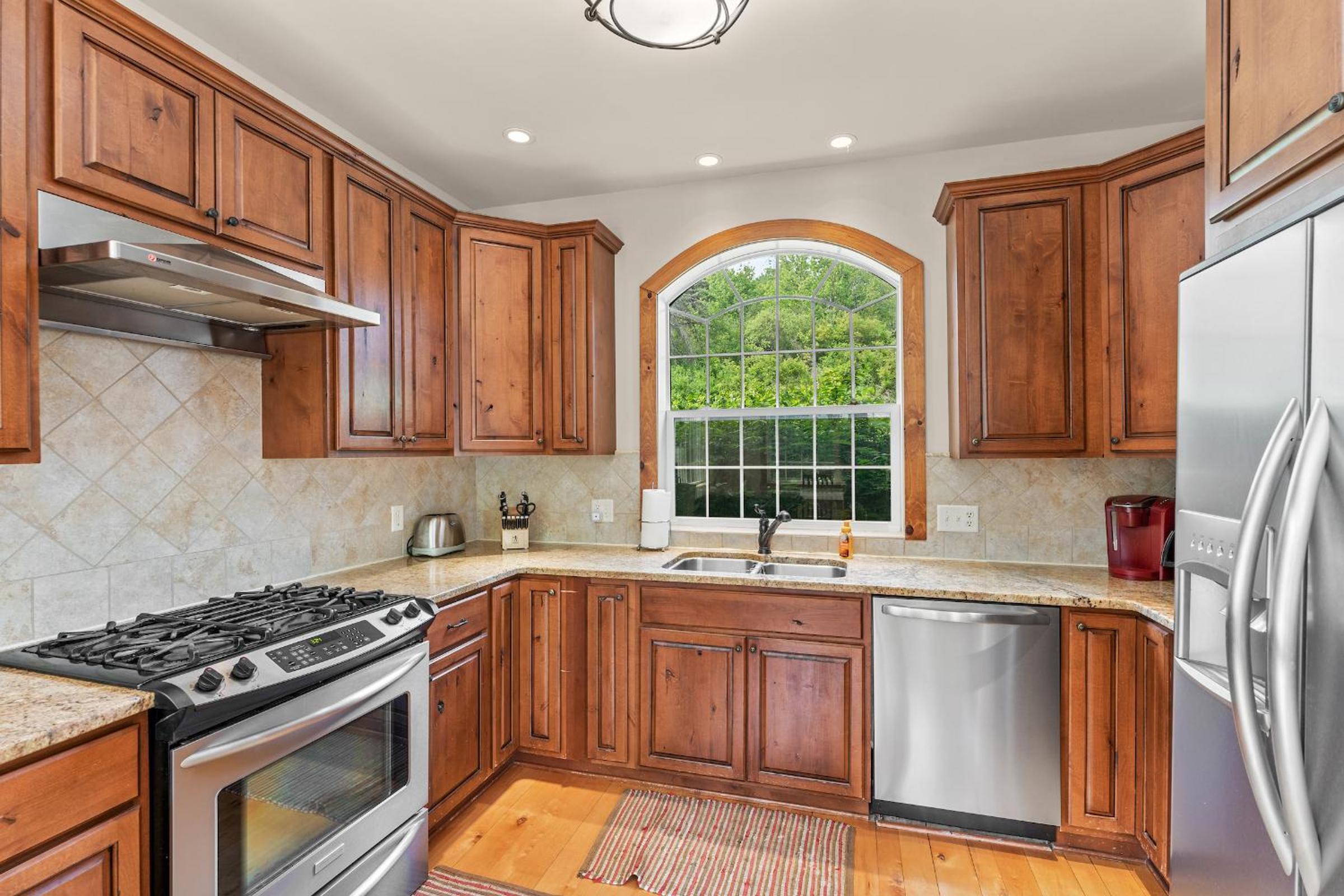 Gorgeous 5 Bdr with Hot Tub - Walk to Holi-Mont!