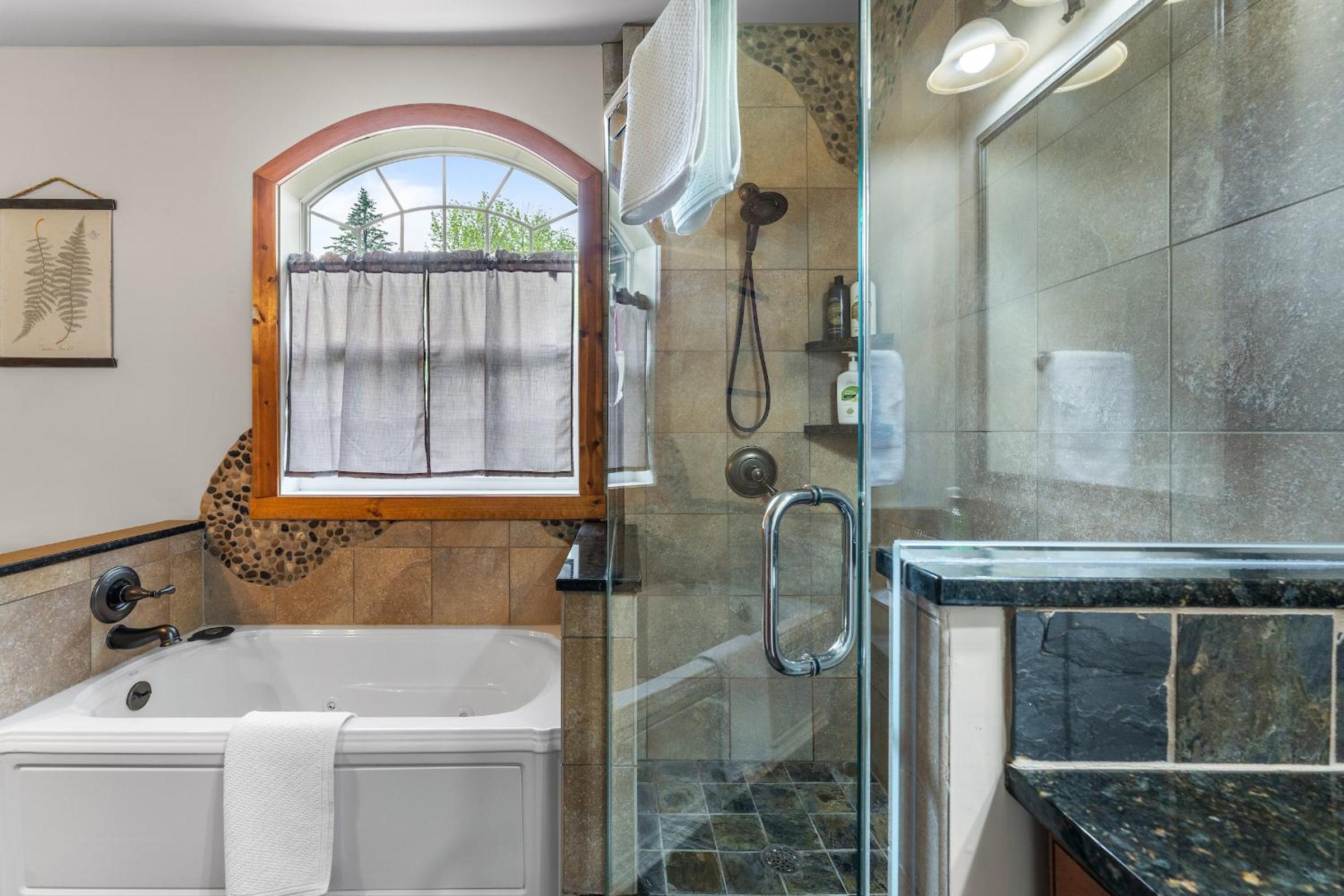 Gorgeous 5 Bdr with Hot Tub - Walk to Holi-Mont!