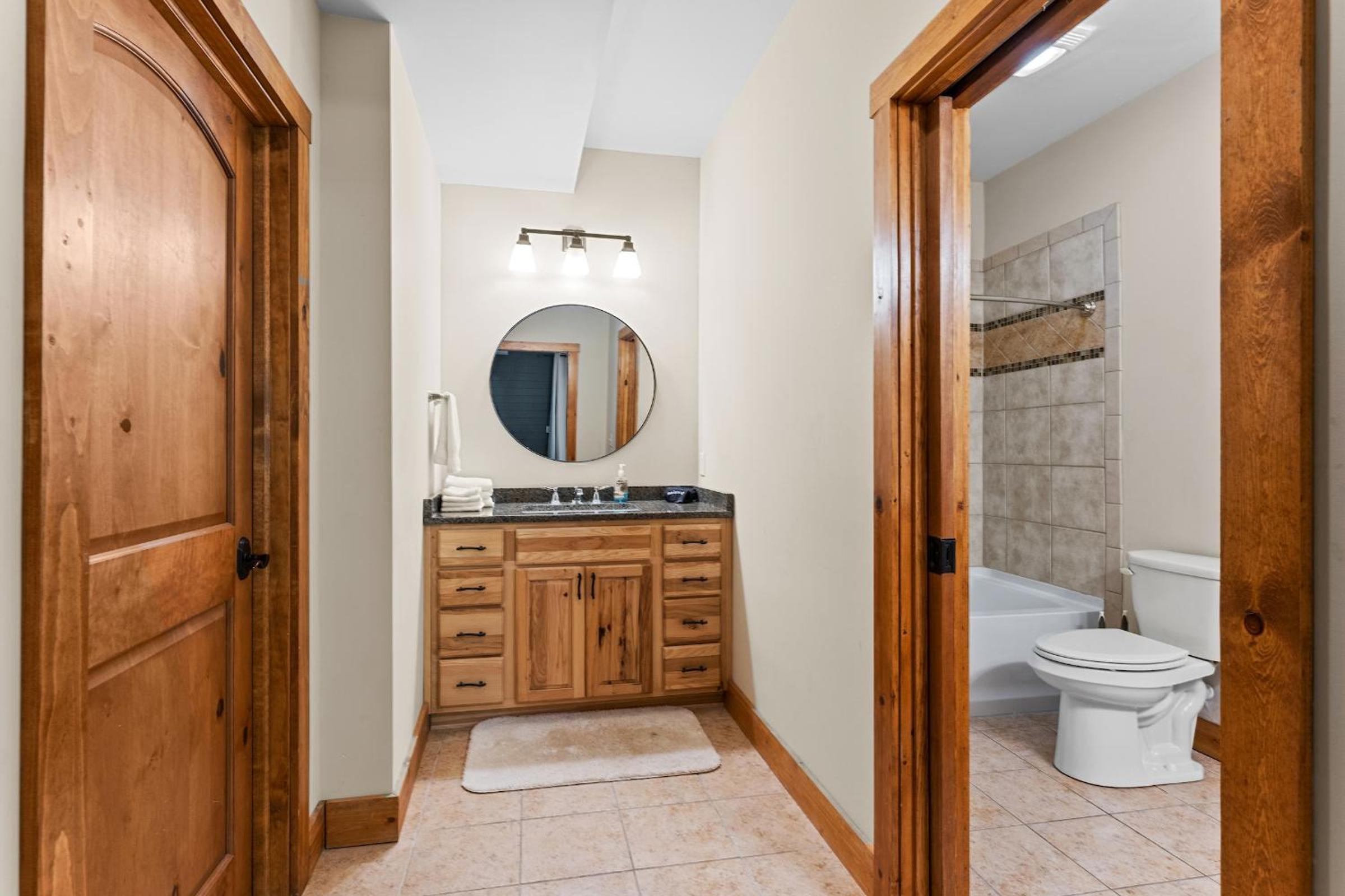 Gorgeous 5 Bdr with Hot Tub - Walk to Holi-Mont!