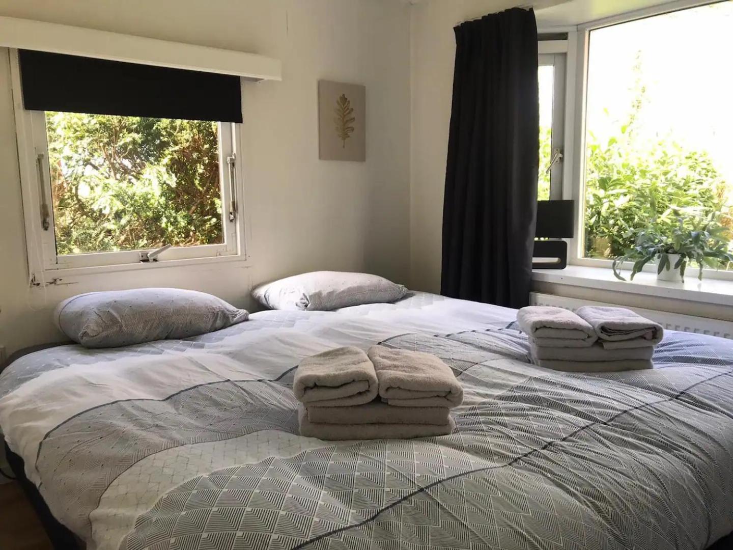 Private Big Garden double Chalet with Outside HOTTUB and BARRELSAUNA, Woodside, Nature view 5