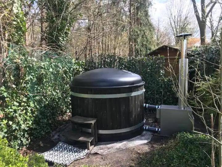 Private Big Garden double Chalet with Outside HOTTUB and BARRELSAUNA, Woodside, Nature view 2