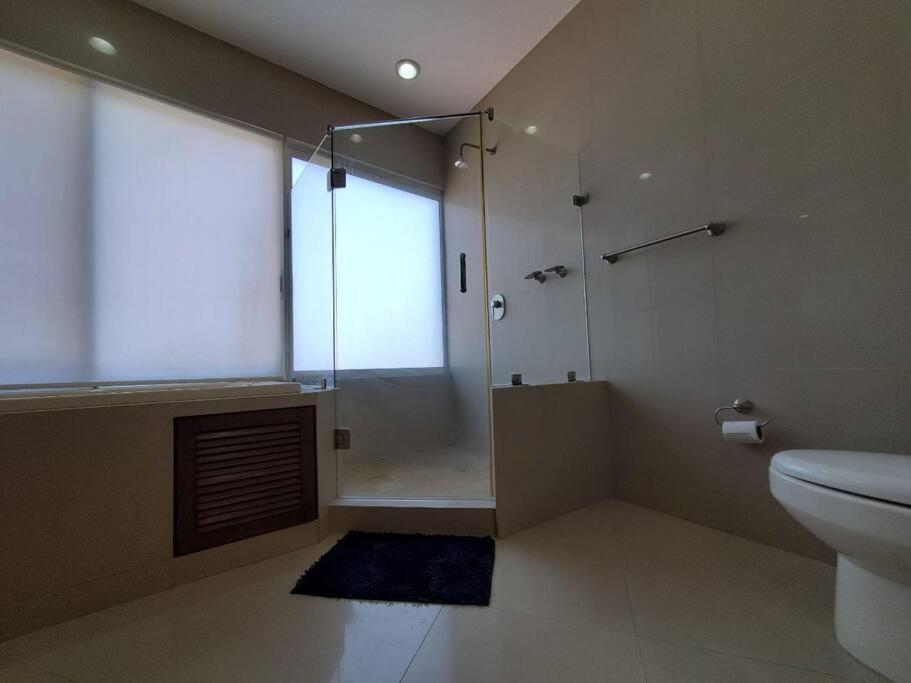 Grande Condo 1 Cuadra de Playa view 3